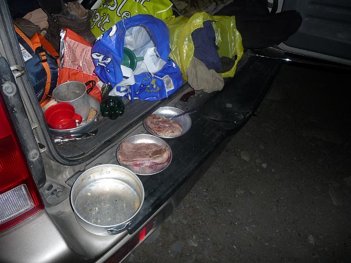 Aneto 001.jpg - Repas du soir au parking de la rencluse.... Soupe et 2 côtes de mouton chacun !!!!